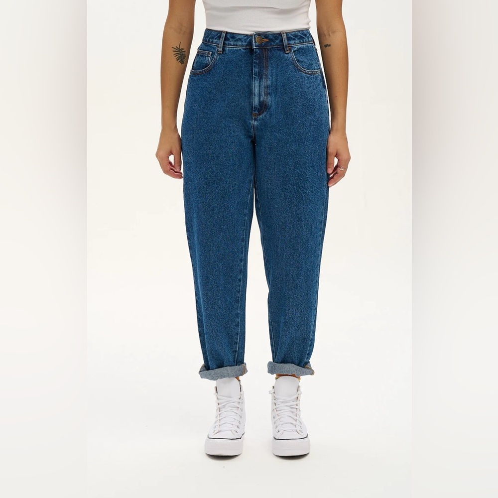 NWOT: Lucy & Yak Dana Mom Jeans Mid Wash Blue